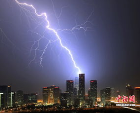西安雷雨交加，罕见超大闪电震撼夜空
