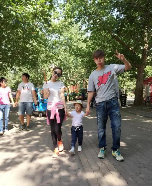 李小璐贾乃亮带甜馨与霍思燕一家出游